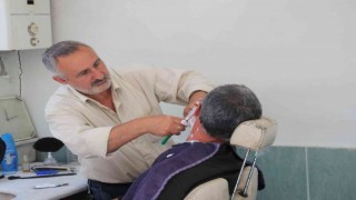 7 yaşında tabureye çıkarak başladı, yarım asırdır makas sallıyor