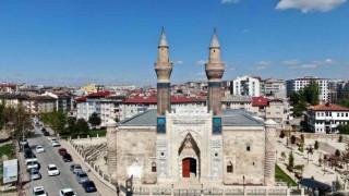 751 yıllık büyüleyici eseri bu kazıklar ayakta tuttu