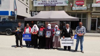 9 yıldır oğlundan haber alamayan anne, HDP ve PKKya tepki göstererek kaldırıma yattı