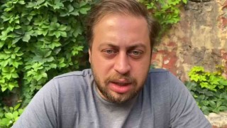 Acil doktorunu koridor boyunca darp ettiler