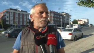 Açılan kapağı kapatmak için aracından indi, faciadan son anda dönüldü
