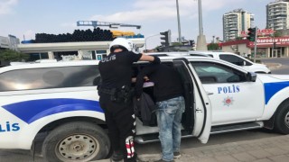 Adanada kavşaklarda dilenen ve cam silen 80 kişi yakalandı