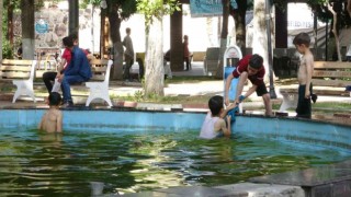 Adıyamanda çocukların tehlikeli serinlemesi