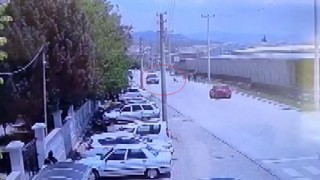 Adrenalin olsun diye araçların önüne atlayan öğrencilerden biri ölümden kıl payı kurtuldu