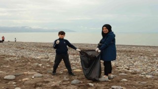 Afgan mülteciler Trabzon sahilini çöpten temizlediler