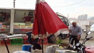 Afyonkarahisarda şiddetli yağmur ve rüzgar hayatı olumsuz etkiledi