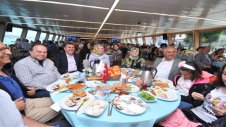 Afyonlular, Boğazda vapur turunda bir araya geldi