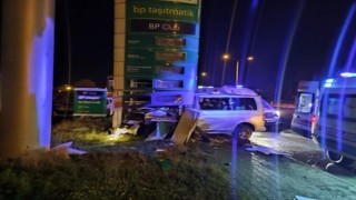 Ağrıda araç direğe çarptı: 2 ölü, 1 yaralı
