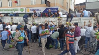 Ahlatta bedava karpuz izdihamı