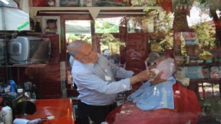 Ailesi maddi imkansızlıklar nedeni ile okutamadı, 50 yıldır makas sallayarak çocuğunu avukat yaptı