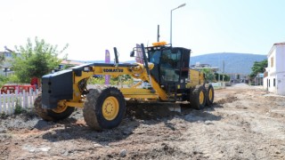 Akbükte yol yapım ve parke taşı çalışmaları sürüyor