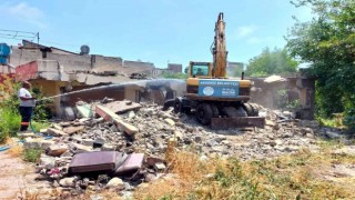 Akdenizde bir metruk bina daha yıkıldı
