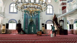 Akdenizde ibadethanelerde ilaçlama ve yıkama çalışmaları sürüyor