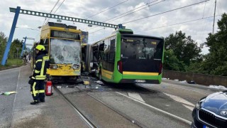 Almanyada otobüsle tramvay çarpıştı