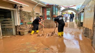 Altınordu Belediyesi ekipleri, selin etkilediği Bartına desteğe gitti