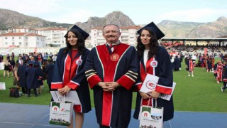 Amasyalı ikizler, üniversiteyi birinci ve ikinci sırada bitirdi