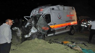 Ambulans traktöre çarptı: 5 yaralı