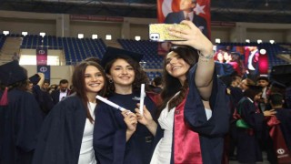 Anadolu Üniversitesinde mezuniyet sevinci