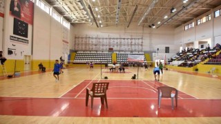 Analig badminton çeyrek finalleri Elazığda başladı