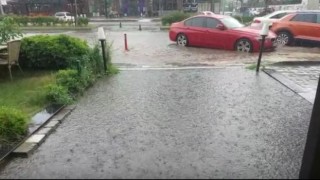 Aniden bastıran sağanak yolları göle çevirdi