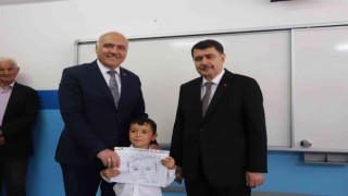 Ankara Valisi Şahinden karne alan öğrencilere ziyaret