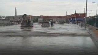 Ankarada etkili olan yağış sonrası Sincan Cezaevi önü göle döndü