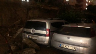 Ankarada istinat duvarı çöktü, 5 otomobil zarar gördü