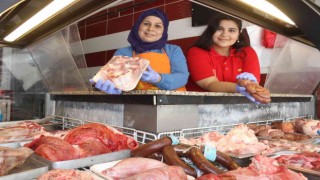 Anne kızın elinde satırı gören şaşkına dönüyor