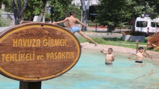 Antalyada çocukların sus havuzunda tehlikeli serinliği