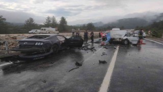 Antalyada otomobiller kafa kafaya çarpıştı: 1 ölü, 3 yaralı
