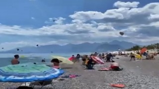 Antalyada şiddetli rüzgar sahildeki şemsiyeleri uçurdu