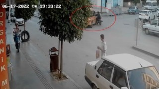 Antalyada ters yönden yola çıkan ticari taksi motosiklet sürücüsünün ölümle burun buruna getiedi