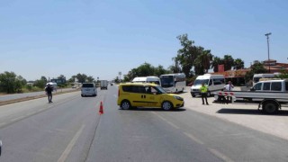 Antalyada ticari taksiye çarpan kamyonun sürücüsü arkasına bakmadan kaçtı