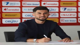 Antalyasporun yeni transferi Soner Aydoğdu resmi imzayı attı
