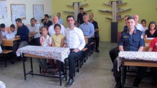 Arabanda öğrencilerin karne sevinci
