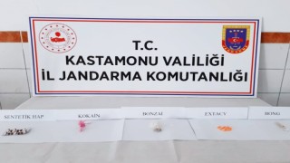 Aracıyla uyuşturucu taşıyan şahıs jandarma ekiplerince gözaltına alındı