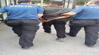 Aranan şüpheli yakalanınca kaçmak için bekçilere tekme attı