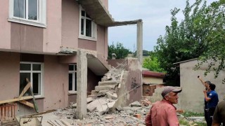 Arnavutköyde binanın tadilatı sırasında merdiven çöktü: 1 işçi yaralandı