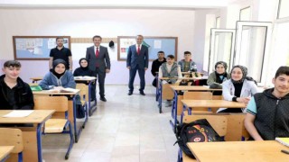 Aslan, Koyulhisarda okulları ziyaret etti