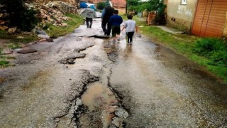 Aslanapada sağanak yağış sonrası oluşan sel ve dolu, ekili alanlarda zarara yol açtı