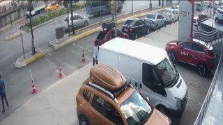 Ataşehirde otomobil minibüsle çarpışıp durağa daldı: 2 yaralı