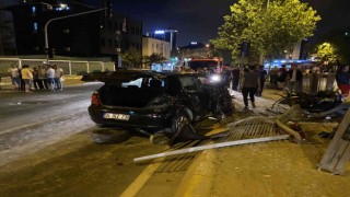 Ataşehirde sürücüsünün kontrolünü kaybettiği otomobil demir korkuluklara çarparak durabildi: 1 yaralı