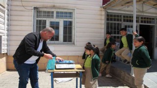 Atık malzemeleri geri dönüşüme kazandırıp hediyeler kazanıyorlar