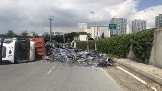 Avcılarda hurda yüklü kamyon devrildi