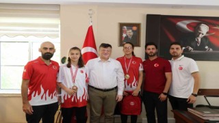 Aydın Gençlik ve Spor İl Müdürü Fillikçioğlu başarılı sporcuları ödüllendirdi