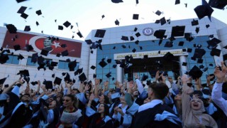 Aydın MYOda öğrencilerin mezuniyet sevinci