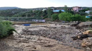 Aydında 20 dakikalık sağanak yetti, yollar kapandı, sokaklar göle döndü