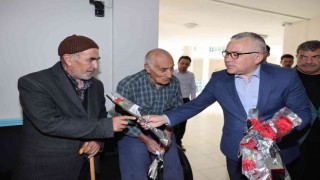 Babalar gününde huzurevine anlamlı ziyaret