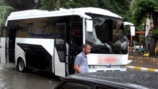 Bafrada şiddetli yağmur: Caddeler göle döndü