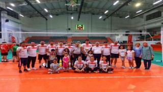 Bahar Voleybol Turnuvasında Toparlar Ortaokulu şampiyon oldu